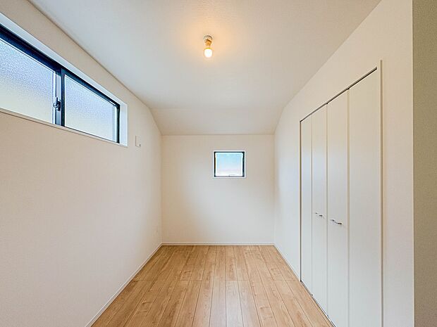 【子供部屋5.2帖】お子様のお部屋にぴったりなクロークを備えたフローリング仕様の洋室です。