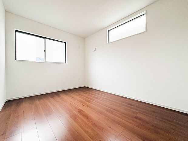 【子供部屋6帖】お子様のお部屋にぴったりなクロークを備えたフローリング仕様の洋室です。