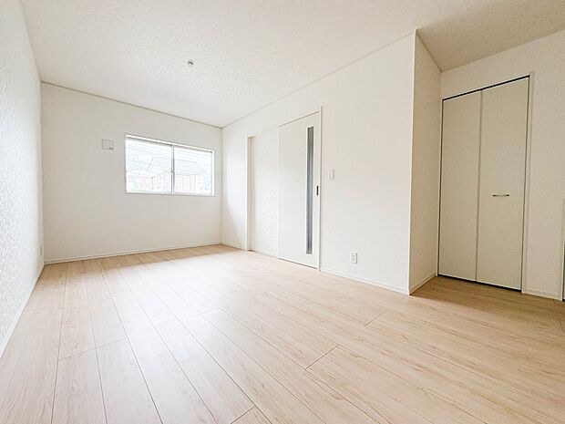 【リビング】うららかな陽射しがどのお部屋にも降り注ぎますように、快適さを追求した間取設計。得難い立地環境での生活を恵みの豊かな永住の地へと変えてくれます。