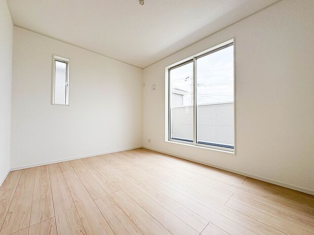 【寝室6帖】シンプルな内装はおしゃれのポイントです。シンプルは華美より飽きがこないからです。色や模様でおしゃれ感をだす。それがシンプルイズビューティーです。