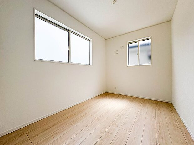 【子供部屋】お子様のお部屋にぴったりなクロークを備えたフローリング仕様の洋室です。