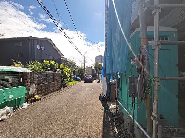 【前面道路4m】家の前をまっすぐの通りが走っている。クルマは少なく、人々は毎朝、ウォーキング、ジョギング、犬の散歩など、フリーな朝時間を過ごしている。