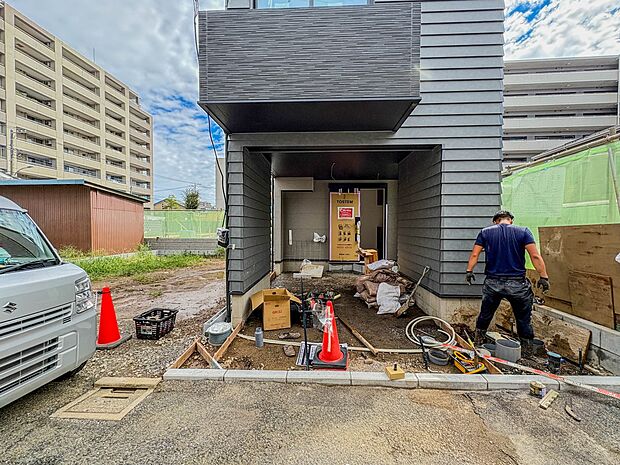【駐車場】毎日の生活にマイカーが必須という方は、購入を検討する際、駐車場があることは大事な条件です。毎日の通勤や家族の送迎、買い物やお出かけなどクルマのある暮らしを満喫したい方は要チェック。…