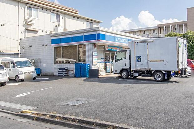 コンビニ 286m ローソン戸田南町店(新・企業スローガンは「マチのほっとステーション」。「圧倒的な美味しさ」「人への優しさ」「地球(マチ)への優しさ」の3つの約束で社会の課題に応えていきま…