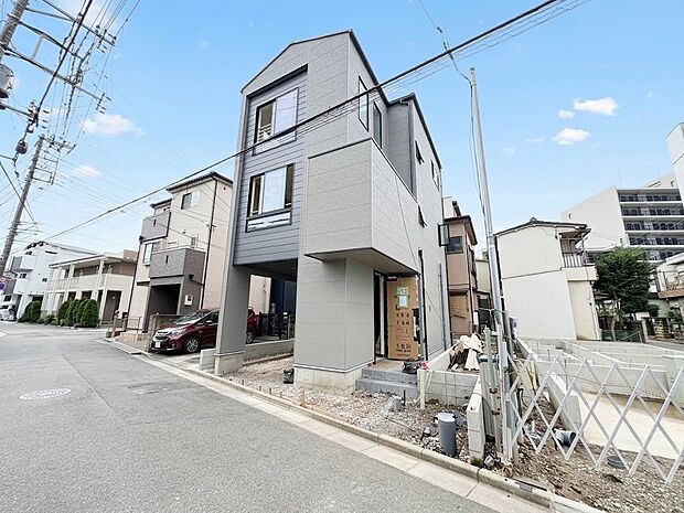 【前面道路】家の前をまっすぐの通りが走っている。クルマは少なく、人々は毎朝、ウォーキング、ジョギング、犬の散歩など、フリーな朝時間を過ごしている。