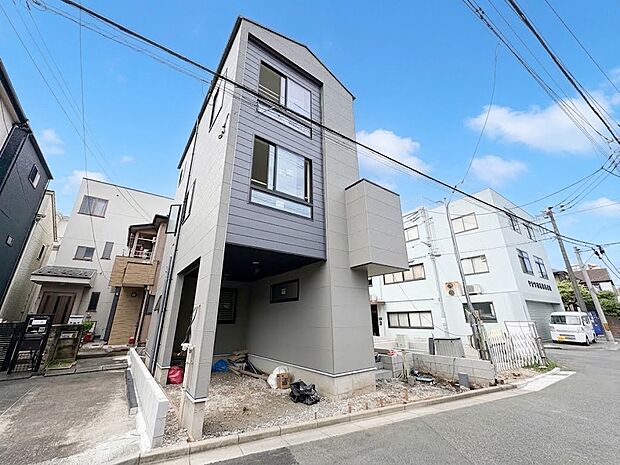 【外観】堂々たる趣ながら、主張し過ぎずどこか余裕を感じさせるシャープなフォルムで佇む邸宅は、晴天の空と照らし合わせる事で、本来あるべき完成形の姿を見せてくれます。