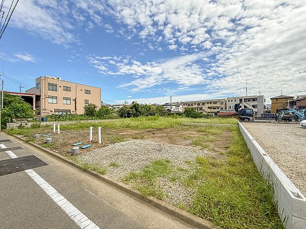 【現地土地写真】車の通行が少ないので、静かな住環境を維持することができます。