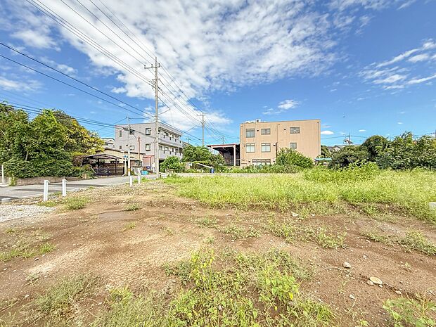 【現地土地写真】陽当りが良いと、洗濯物が乾きやすいですし、湿気やカビの心配も減るので快適です。寒い冬の日でも、日差しが届くと家の中が暖かくなりますね。