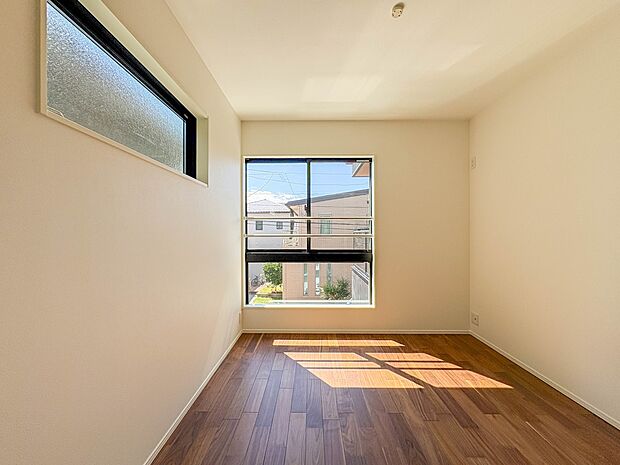 【子供部屋】お子様のお部屋にぴったりなクロークを備えたフローリング仕様の洋室です。