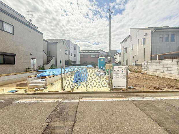 【現地土地写真】陽当りが良いと、洗濯物が乾きやすいですし、湿気やカビの心配も減るので快適です。寒い冬の日でも、日差しが届くと家の中が暖かくなりますね。