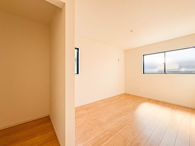 【寝室】シンプルな内装はおしゃれのポイントです。シンプルは華美より飽きがこないからです。色や模様でおしゃれ感をだす。それがシンプルイズビューティーです。