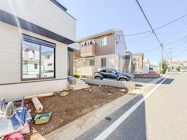 【駐車場】毎日の生活にマイカーが必須という方は、購入を検討する際、駐車場があることは大事な条件です。毎日の通勤や家族の送迎、買い物やお出かけなどクルマのある暮らしを満喫したい方は要チェック。…