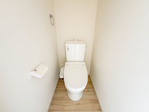 【トイレ】トイレ・ウォシュレット付。快適で衛生的な洗浄機能付温水シャワートイレです。