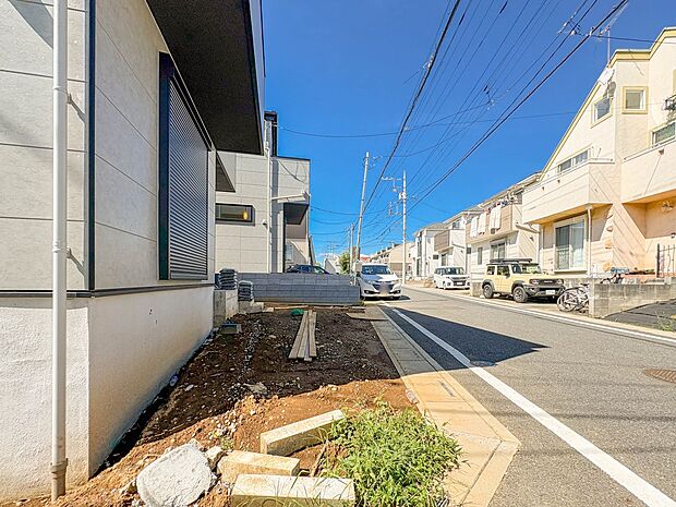 【駐車場】毎日の生活にマイカーが必須という方は、購入を検討する際、駐車場があることは大事な条件です。毎日の通勤や家族の送迎、買い物やお出かけなどクルマのある暮らしを満喫したい方は要チェック。…
