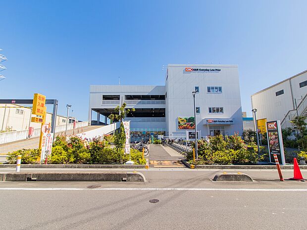 スーパー 1200m オーケー北戸田店(関東地方と宮城県をメインに展開するディスカウントスーパーマーケットです。1986年以来、その地域一番のグッドプライスを目指しています。)
