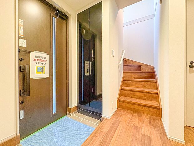 【玄関】スタイリッシュかつ品のある玄関。晴れの日も、雨の日も、風の日も、ご家族やお客さまを安心して迎えます。