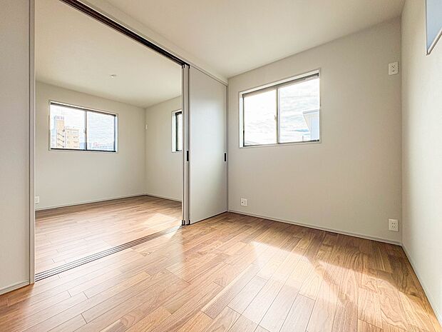 【子供部屋4.5帖】お子様のお部屋にぴったりなクロークを備えたフローリング仕様の洋室です。