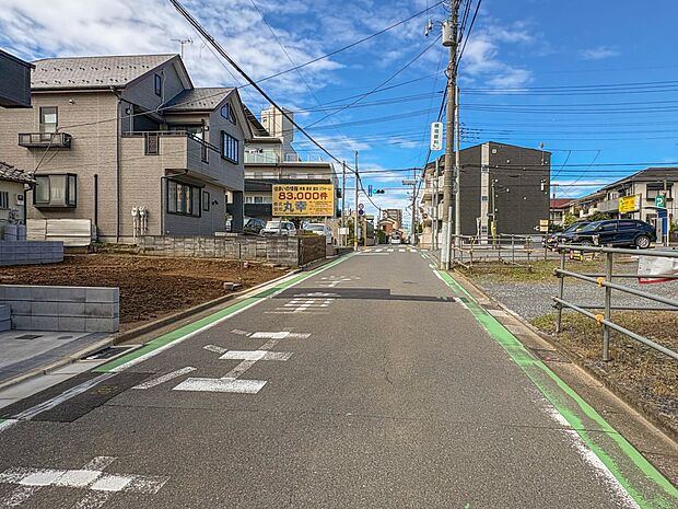 【前面道路】車の通行が少ないので、静かな住環境を維持することができます。