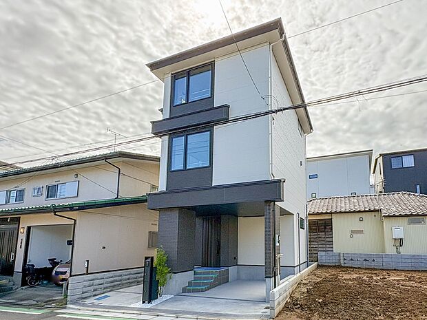 【外観】こちらの物件が少しでも気になるようでしたら、お気軽にお問合せください。人生でいちばん大きなお買い物ですので、ゆっくりご見学ください。ネット上の画像と実際の見学では、リアル感がまるで違…