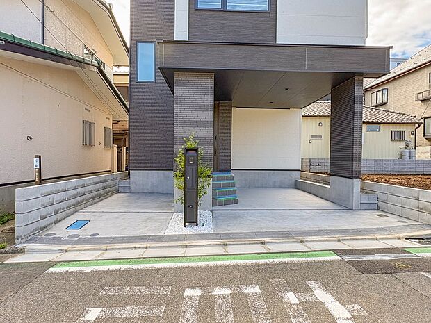 【駐車場】日々の暮らしにマイカーが必要。そんな方は物件の購入条件に駐車場は必須です。通勤に、家族のお迎えに、お買物に、おでかけに、クルマライフを楽しみたい方に。