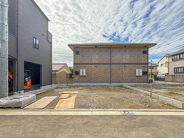 【外観】こちらの物件に少しでもご興味がありましたら、お気軽にお電話下さい。ネット上で「見えない物」「わからない事」でも、実際にご見学いただくことで、手に取るようにおわかりいただけるはずです。…