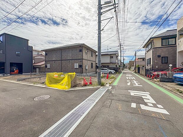 【前面道路】車の通行が少ないので、静かな住環境を維持することができます。