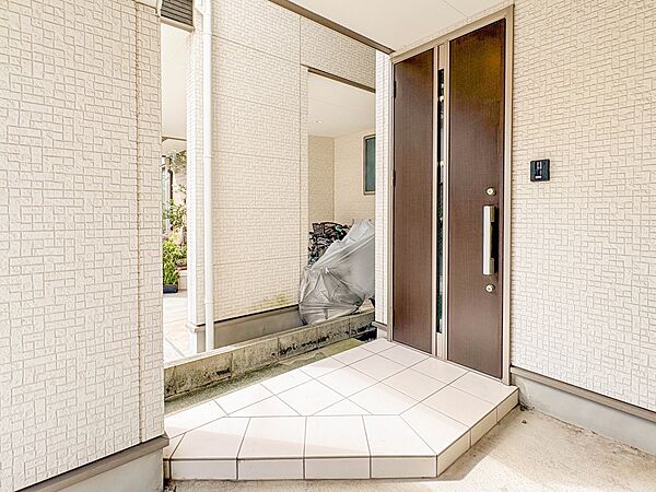 【玄関】玄関はおうちの顔と言われます。玄関アプローチは、外観デザインの印象を左右します。