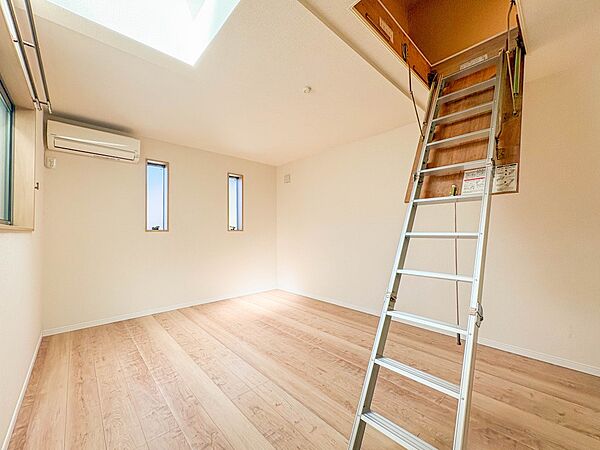 【寝室8.6帖】シンプルな内装はおしゃれのポイントです。シンプルは華美より飽きがこないからです。色や模様でおしゃれ感をだす。それがシンプルイズビューティーです。