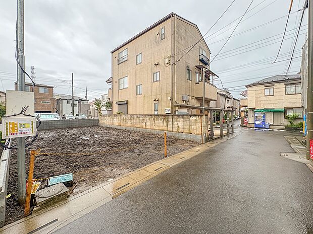 【前面道路】家の前をまっすぐの通りが走っている。クルマは少なく、人々は毎朝、ウォーキング、ジョギング、犬の散歩など、フリーな朝時間を過ごしている。