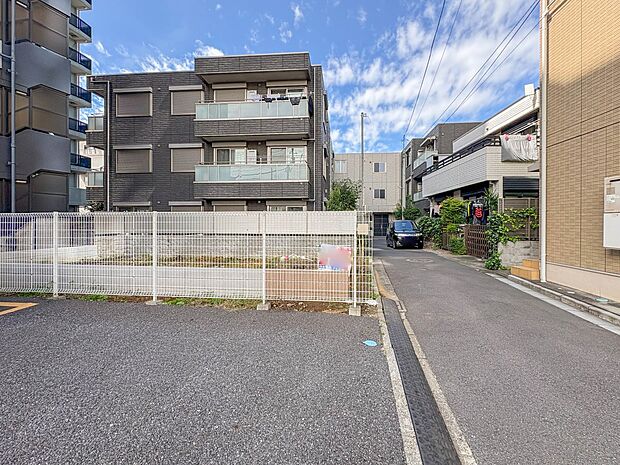 【前面道路4m】車の通行が少ないので、静かな住環境を維持することができます。