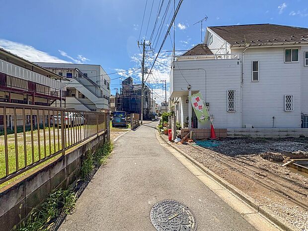 【前面道路】車の通行が少ないので、静かな住環境を維持することができます。