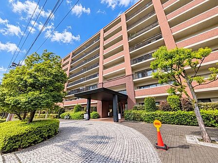 【外観】ここから始まる「日常」はご家族にとってかけがえのない時間となります。少しでも豊かに、快適に。そんな想いから本邸宅は生まれました。