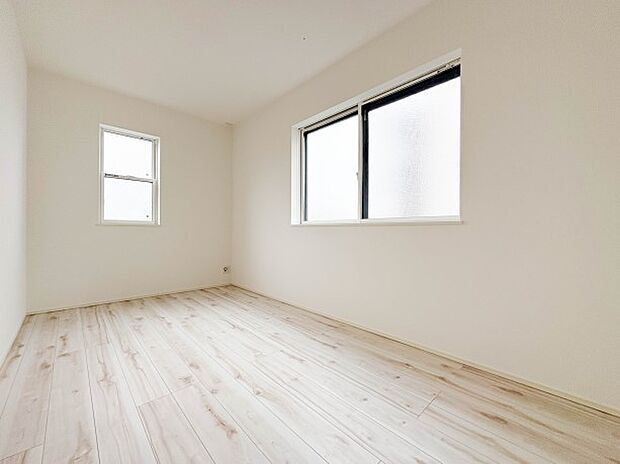 【子供部屋5.8帖】お子様のお部屋にぴったりなクロークを備えたフローリング仕様の洋室です。