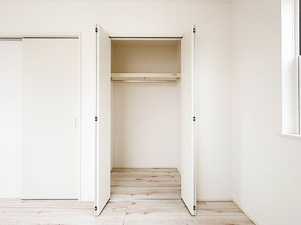 【収納】各所に配置された収納スペースは、洋服や小物はもちろんのこと、掃除機や日用予備品・お子様のおもちゃなど様々な物を収納して頂ける便利なスペースです。