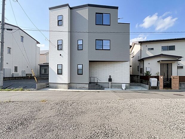 【前面道路】車の通行が少ないので、静かな住環境を維持することができます。