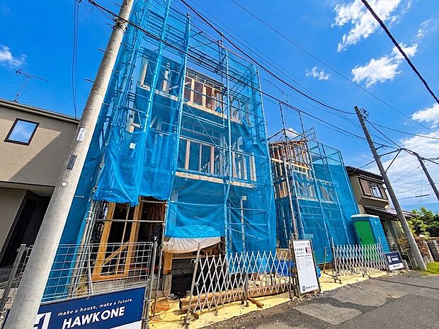 【外観】堂々たる趣ながら、主張し過ぎずどこか余裕を感じさせるシャープなフォルムで佇む邸宅は、晴天の空と照らし合わせる事で、本来あるべき完成形の姿を見せてくれます。