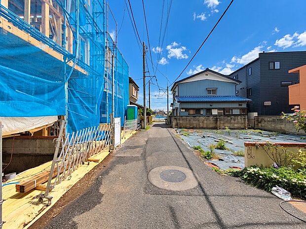 家の前をまっすぐの通りが走っている。クルマは少なく、人々は毎朝、ウォーキング、ジョギング、犬の散歩など、フリーな朝時間を過ごしている。