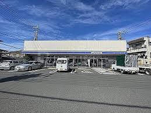 コンビニ 363m ローソンさいたま植竹町一丁目店(新・企業スローガンは「マチのほっとステーション」。「圧倒的な美味しさ」「人への優しさ」「地球(マチ)への優しさ」の3つの約束で社会の課題に…