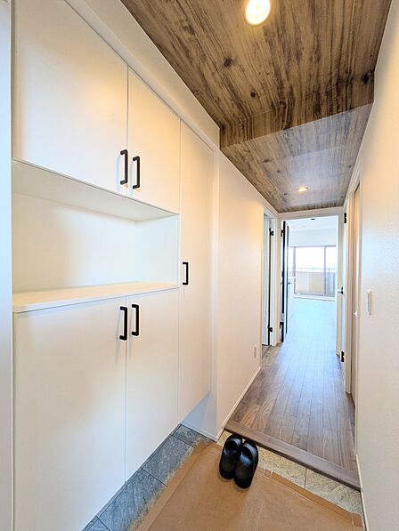 【玄関】上質感漂うアプローチ。居住者の帰り、訪れる方を優しく迎える。