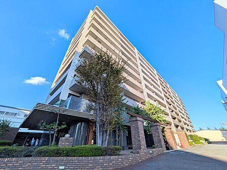 【外観】堂々たる趣ながら、主張し過ぎずどこか余裕を感じさせるシャープなフォルムで佇む邸宅は、晴天の空と照らし合わせる事で、本来あるべき完成形の姿を見せてくれます。