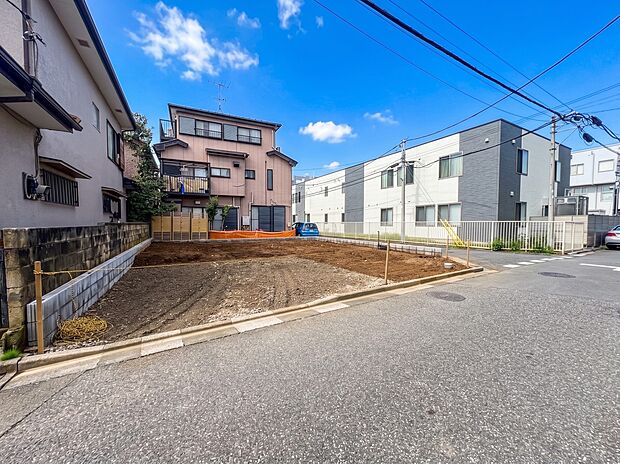 【玄関】家の顔となる玄関は、高いデザイン性が求められます。高級感と断熱性、防犯性に優れた玄関ドアを標準装備。ピッキング対策のセキュリティサムターン等、防犯に考慮しました。