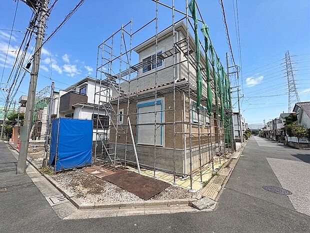 D号棟【現地外観】家族の温かさと陽光の暖かさ、楽しい毎日と明るい未来を予感させる「空間が織り成すひとつ先の住み心地」を演出します。