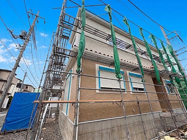 D号棟【現地外観】堂々たる趣ながら、主張し過ぎずどこか余裕を感じさせるシャープなフォルムで佇む邸宅は、晴天の空と照らし合わせる事で、本来あるべき完成形の姿を見せてくれます。