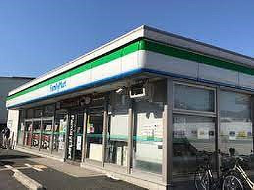 コンビニ 576m ファミリーマート川口芝高木店(ファミリーマートの強さは、少量のお惣菜を売るファミデリカとドラッグストアと組んだコラボ。サラダを中心にしたヘルシー食材が充実のコンビニです。…