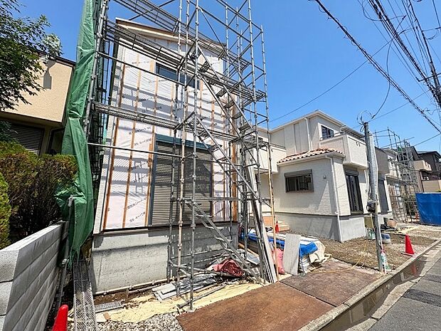 A号棟【現地外観】家族の温かさと陽光の暖かさ、楽しい毎日と明るい未来を予感させる「空間が織り成すひとつ先の住み心地」を演出します。