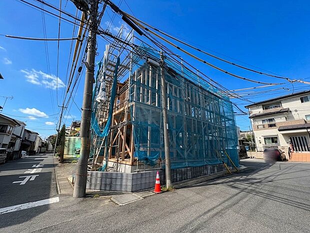 【前面道路4.93m】家の前をまっすぐの通りが走っている。クルマは少なく、人々は毎朝、ウォーキング、ジョギング、犬の散歩など、フリーな朝時間を過ごしている。