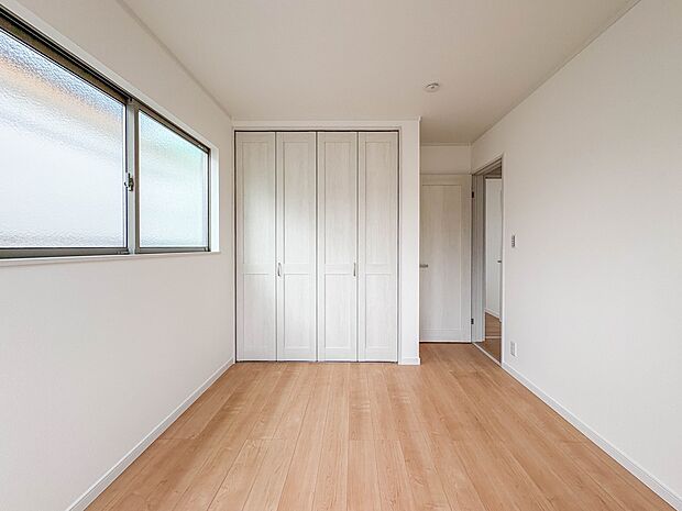 B号棟【洋室5.3帖】お子様のお部屋にぴったりなクロークを備えたフローリング仕様の洋室です。