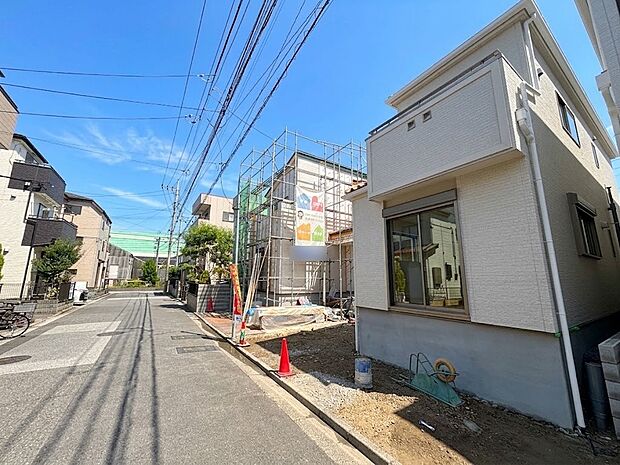 B号棟【前面道路6ｍ】家の前をまっすぐの通りが走っている。クルマは少なく、人々は毎朝、ウォーキング、ジョギング、犬の散歩など、フリーな朝時間を過ごしている。