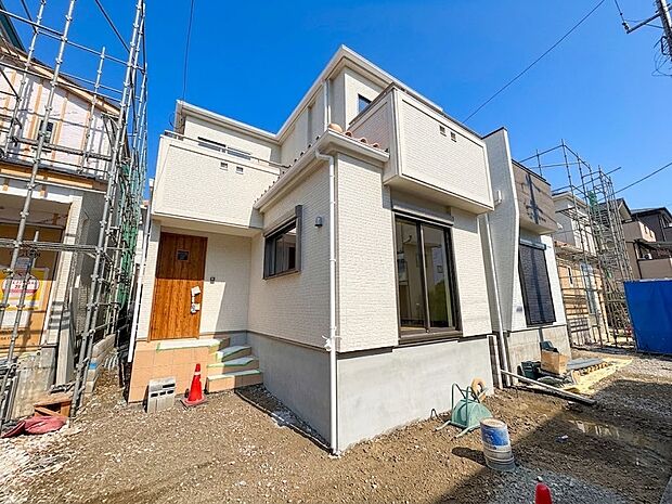 B号棟【現地外観】家族の温かさと陽光の暖かさ、楽しい毎日と明るい未来を予感させる「空間が織り成すひとつ先の住み心地」を演出します。