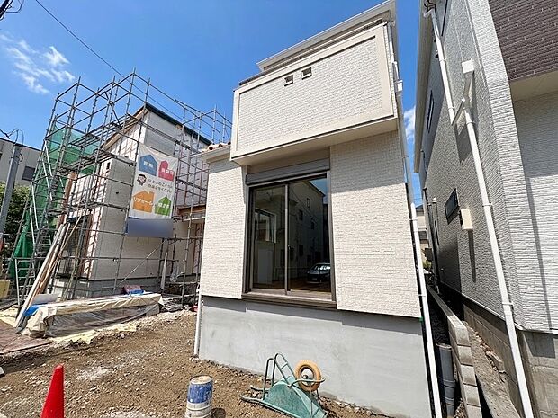 B号棟【現地外観】堂々たる趣ながら、主張し過ぎずどこか余裕を感じさせるシャープなフォルムで佇む邸宅は、晴天の空と照らし合わせる事で、本来あるべき完成形の姿を見せてくれます。